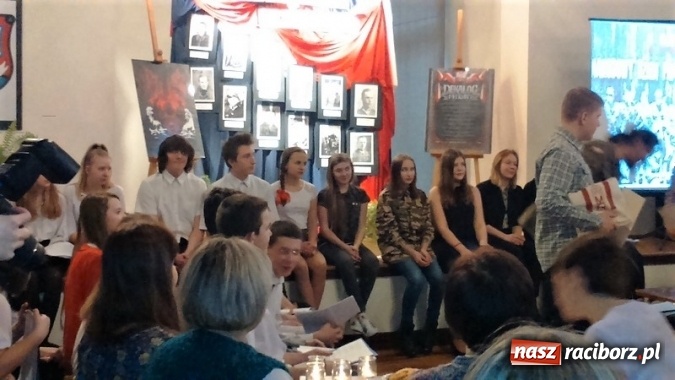 Zdjęcie w galerii na portalu naszraciborz.pl: Uczniowie SP 4 na wieczornicy w G5 wiadomości z regionu