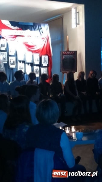 Zdjęcie w galerii na portalu naszraciborz.pl: Uczniowie SP 4 na wieczornicy w G5 wiadomości z regionu