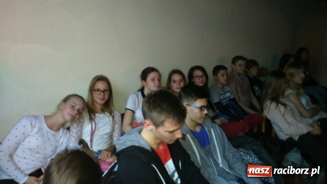 Zdjęcie w galerii na portalu naszraciborz.pl: Uczniowie SP 4 na wieczornicy w G5 wiadomości z regionu