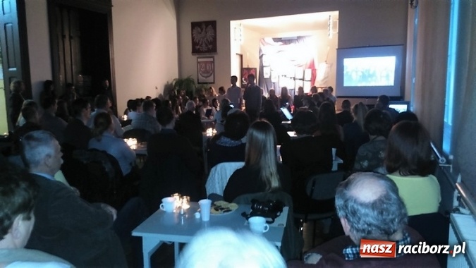 Zdjęcie w galerii na portalu naszraciborz.pl: Uczniowie SP 4 na wieczornicy w G5 wiadomości z regionu