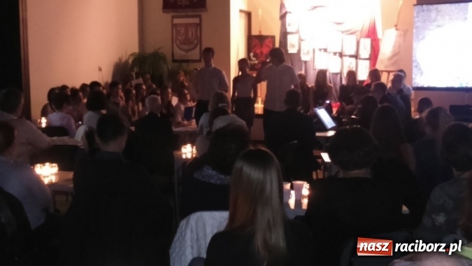 Zdjęcie w galerii na portalu naszraciborz.pl: Uczniowie SP 4 na wieczornicy w G5 wiadomości z regionu