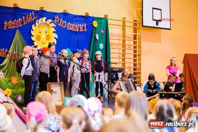 Zdjęcie w galerii na portalu naszraciborz.pl: Krzanowice. Gminny Festiwal Piosenki Harcerskiej i Turystycznej wiadomości z regionu