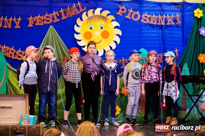 Zdjęcie w galerii na portalu naszraciborz.pl: Krzanowice. Gminny Festiwal Piosenki Harcerskiej i Turystycznej wiadomości z regionu