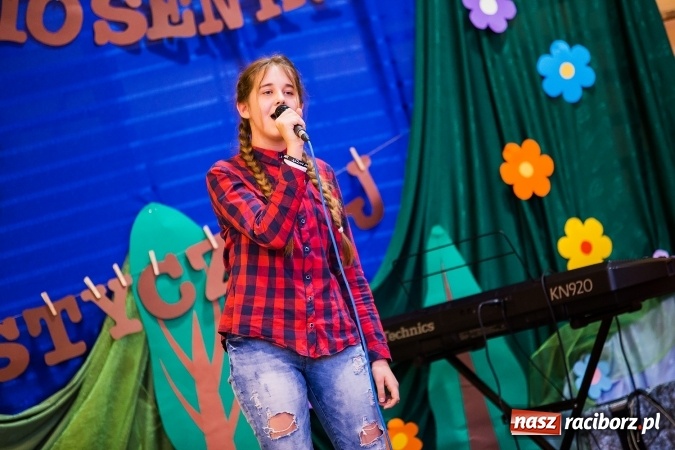 Zdjęcie w galerii na portalu naszraciborz.pl: Krzanowice. Gminny Festiwal Piosenki Harcerskiej i Turystycznej wiadomości z regionu