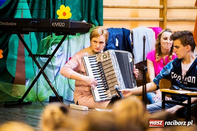 Zdjęcie w galerii na portalu naszraciborz.pl: Krzanowice. Gminny Festiwal Piosenki Harcerskiej i Turystycznej wiadomości z regionu