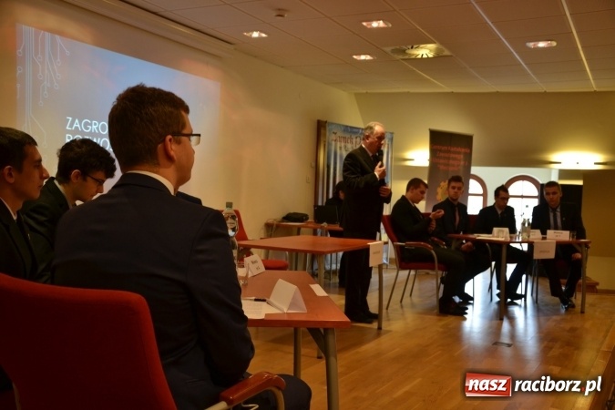 Zdjęcie w galerii na portalu naszraciborz.pl: Nowoczesne technologie komunikacyjne to zagrożenie - debata oksfordzka na zamku za nami wiadomości z regionu