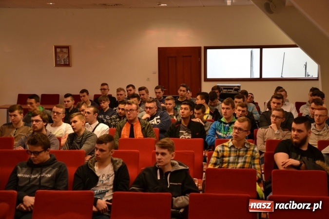 Zdjęcie w galerii na portalu naszraciborz.pl: Nowoczesne technologie komunikacyjne to zagrożenie - debata oksfordzka na zamku za nami wiadomości z regionu