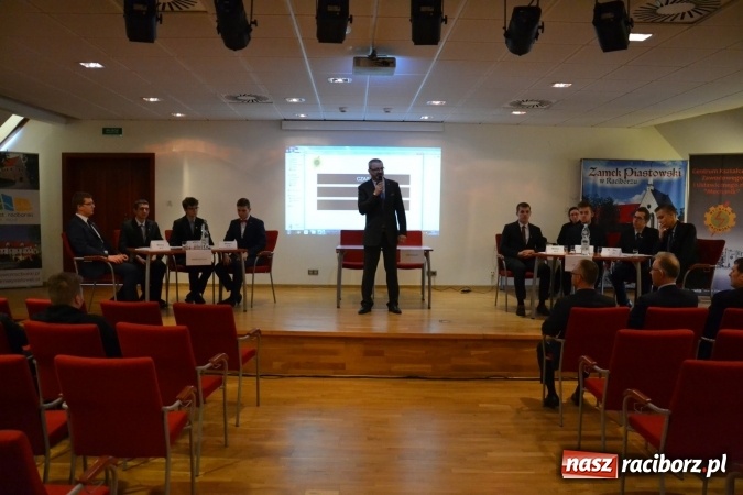 Zdjęcie w galerii na portalu naszraciborz.pl: Nowoczesne technologie komunikacyjne to zagrożenie - debata oksfordzka na zamku za nami wiadomości z regionu