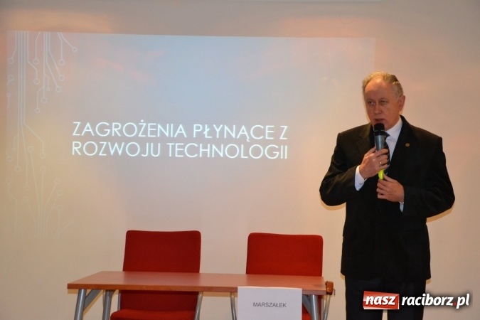 Zdjęcie w galerii na portalu naszraciborz.pl: Nowoczesne technologie komunikacyjne to zagrożenie - debata oksfordzka na zamku za nami wiadomości z regionu