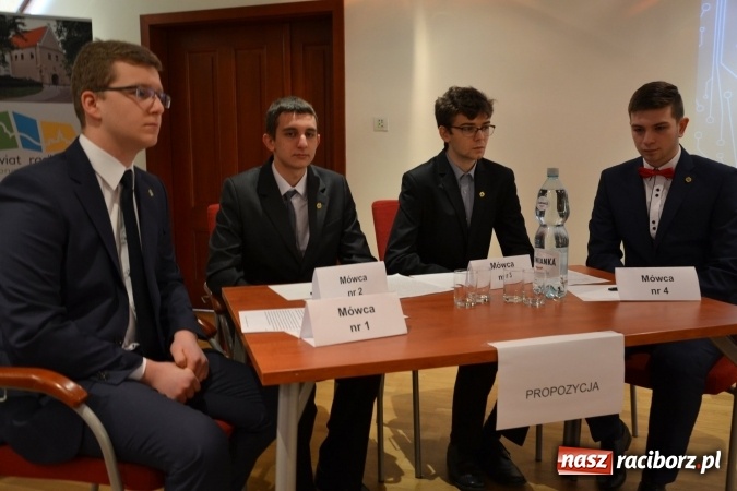 Zdjęcie w galerii na portalu naszraciborz.pl: Nowoczesne technologie komunikacyjne to zagrożenie - debata oksfordzka na zamku za nami wiadomości z regionu