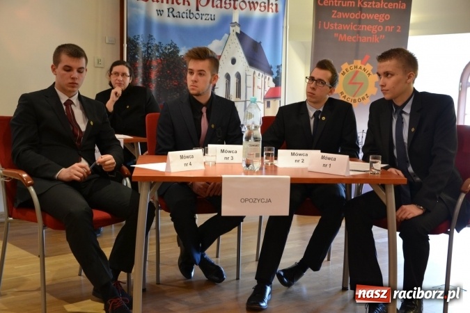 Zdjęcie w galerii na portalu naszraciborz.pl: Nowoczesne technologie komunikacyjne to zagrożenie - debata oksfordzka na zamku za nami wiadomości z regionu