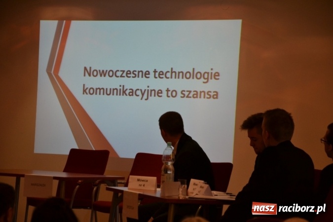 Zdjęcie w galerii na portalu naszraciborz.pl: Nowoczesne technologie komunikacyjne to zagrożenie - debata oksfordzka na zamku za nami wiadomości z regionu