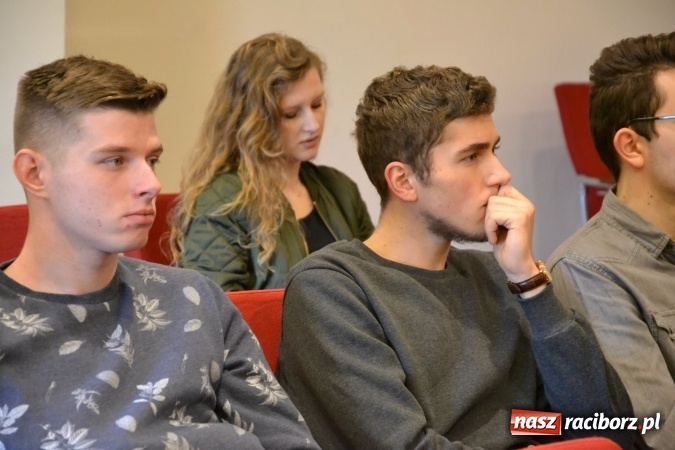 Zdjęcie w galerii na portalu naszraciborz.pl: Nowoczesne technologie komunikacyjne to zagrożenie - debata oksfordzka na zamku za nami wiadomości z regionu