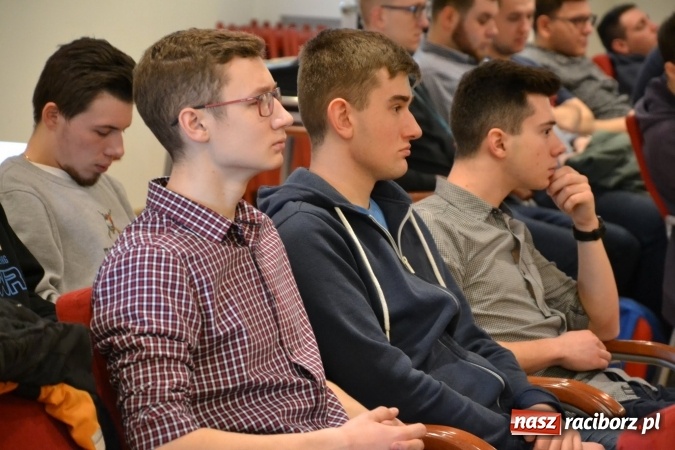 Zdjęcie w galerii na portalu naszraciborz.pl: Nowoczesne technologie komunikacyjne to zagrożenie - debata oksfordzka na zamku za nami wiadomości z regionu