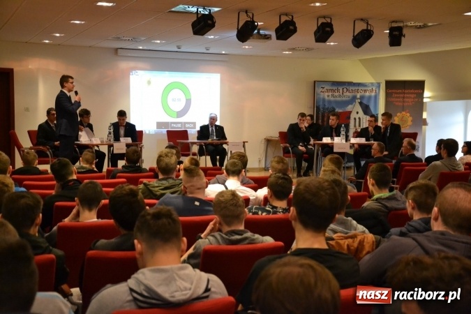 Zdjęcie w galerii na portalu naszraciborz.pl: Nowoczesne technologie komunikacyjne to zagrożenie - debata oksfordzka na zamku za nami wiadomości z regionu