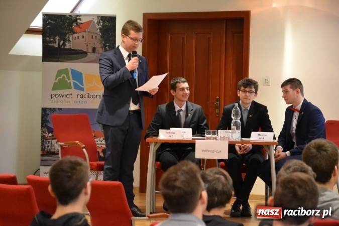 Zdjęcie w galerii na portalu naszraciborz.pl: Nowoczesne technologie komunikacyjne to zagrożenie - debata oksfordzka na zamku za nami wiadomości z regionu