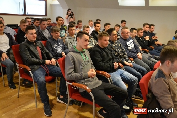 Zdjęcie w galerii na portalu naszraciborz.pl: Nowoczesne technologie komunikacyjne to zagrożenie - debata oksfordzka na zamku za nami wiadomości z regionu