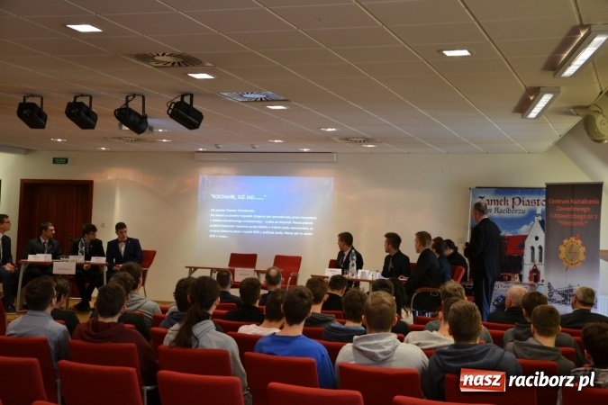 Zdjęcie w galerii na portalu naszraciborz.pl: Nowoczesne technologie komunikacyjne to zagrożenie - debata oksfordzka na zamku za nami wiadomości z regionu