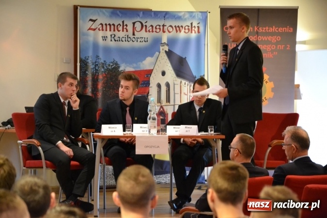 Zdjęcie w galerii na portalu naszraciborz.pl: Nowoczesne technologie komunikacyjne to zagrożenie - debata oksfordzka na zamku za nami wiadomości z regionu