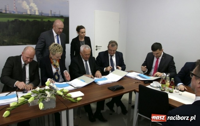 Zdjęcie w galerii na portalu naszraciborz.pl: Porozumienie Tauron z generalnym wykonawcą nowego bloku 910 MW w Jaworznie wiadomości z regionu