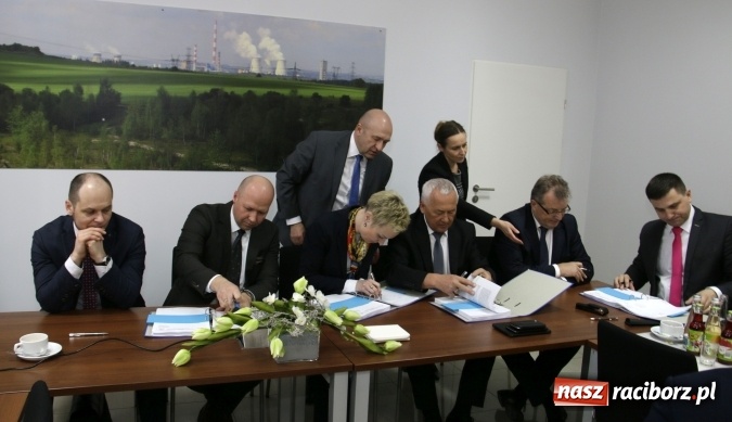 Zdjęcie w galerii na portalu naszraciborz.pl: Porozumienie Tauron z generalnym wykonawcą nowego bloku 910 MW w Jaworznie wiadomości z regionu
