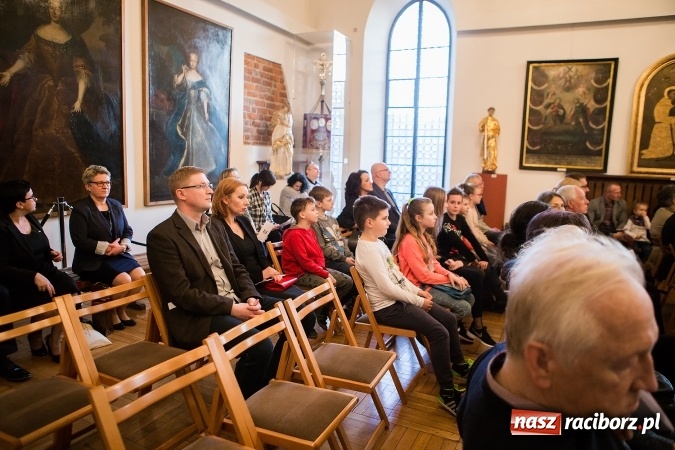 Zdjęcie w galerii na portalu naszraciborz.pl: Wernisaż wystawy Sebastiana Krupy w raciborskim Muzeum wiadomości z regionu