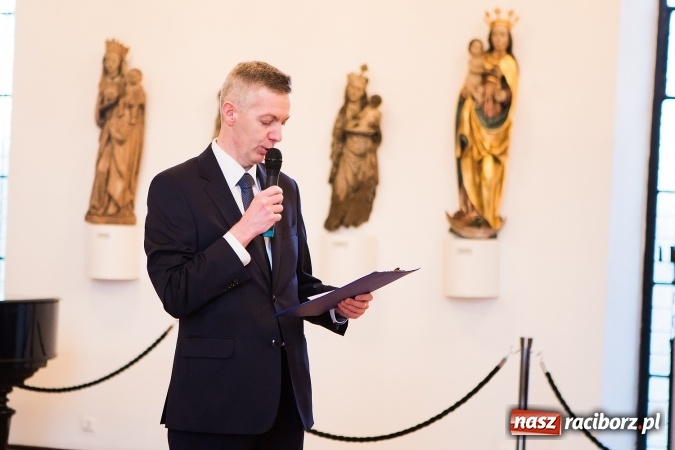 Zdjęcie w galerii na portalu naszraciborz.pl: Wernisaż wystawy Sebastiana Krupy w raciborskim Muzeum wiadomości z regionu