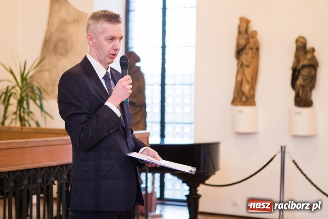 Zdjęcie w galerii na portalu naszraciborz.pl: Wernisaż wystawy Sebastiana Krupy w raciborskim Muzeum wiadomości z regionu