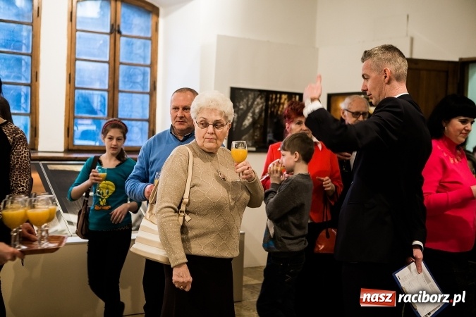 Zdjęcie w galerii na portalu naszraciborz.pl: Wernisaż wystawy Sebastiana Krupy w raciborskim Muzeum wiadomości z regionu