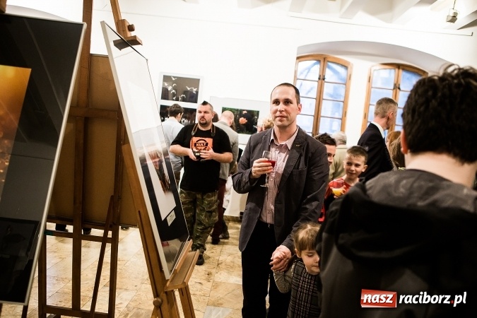 Zdjęcie w galerii na portalu naszraciborz.pl: Wernisaż wystawy Sebastiana Krupy w raciborskim Muzeum wiadomości z regionu