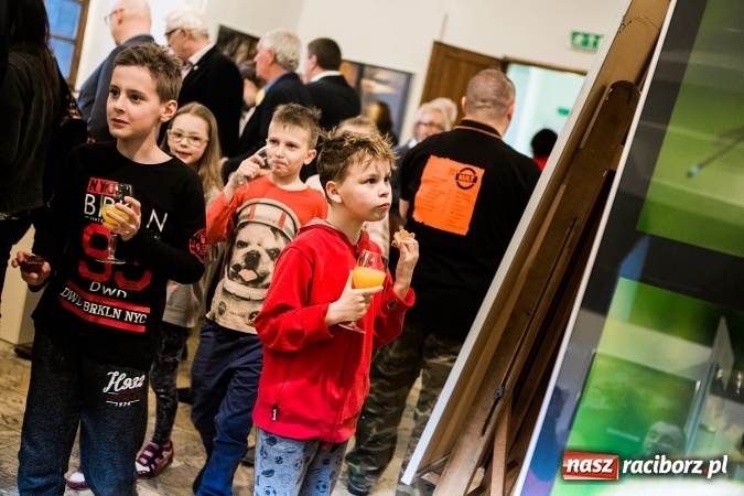Zdjęcie w galerii na portalu naszraciborz.pl: Wernisaż wystawy Sebastiana Krupy w raciborskim Muzeum wiadomości z regionu