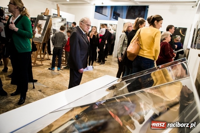 Zdjęcie w galerii na portalu naszraciborz.pl: Wernisaż wystawy Sebastiana Krupy w raciborskim Muzeum wiadomości z regionu