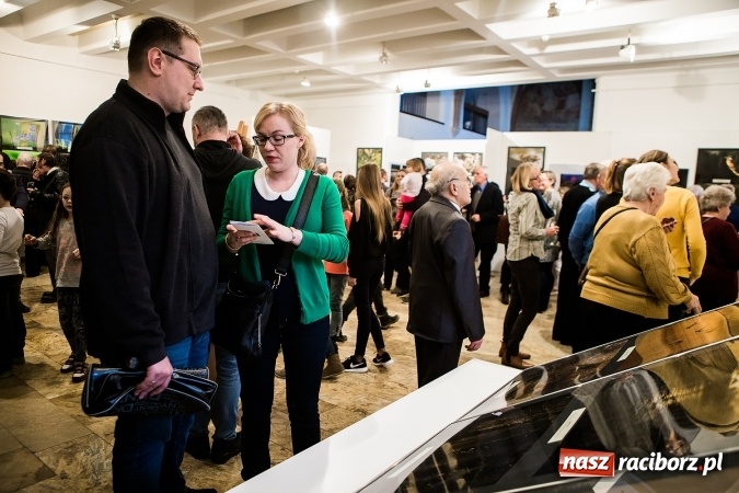Zdjęcie w galerii na portalu naszraciborz.pl: Wernisaż wystawy Sebastiana Krupy w raciborskim Muzeum wiadomości z regionu