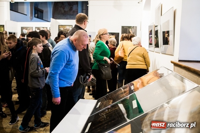 Zdjęcie w galerii na portalu naszraciborz.pl: Wernisaż wystawy Sebastiana Krupy w raciborskim Muzeum wiadomości z regionu