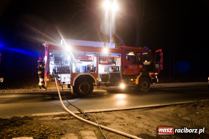 Zdjęcie w galerii na portalu naszraciborz.pl: Pożar samochodu na Opawskiej. Właściciel poparzony. Trafił do szpitala FOTO wiadomości z regionu