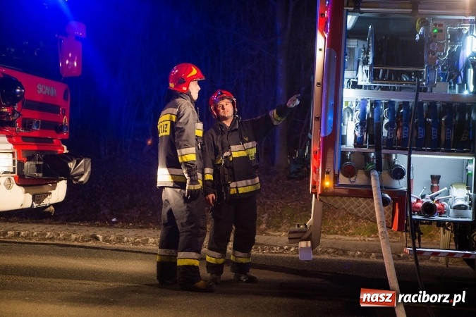 Zdjęcie w galerii na portalu naszraciborz.pl: Pożar samochodu na Opawskiej. Właściciel poparzony. Trafił do szpitala FOTO wiadomości z regionu