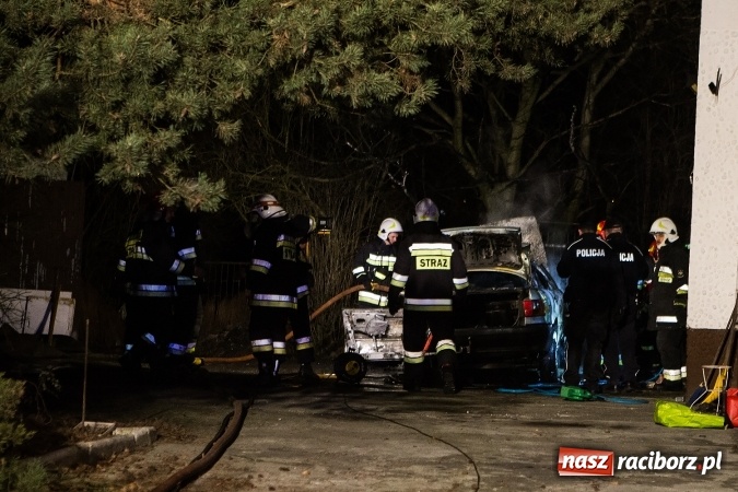 Zdjęcie w galerii na portalu naszraciborz.pl: Pożar samochodu na Opawskiej. Właściciel poparzony. Trafił do szpitala FOTO wiadomości z regionu