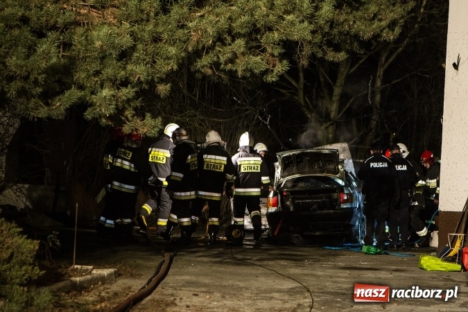 Zdjęcie w galerii na portalu naszraciborz.pl: Pożar samochodu na Opawskiej. Właściciel poparzony. Trafił do szpitala FOTO wiadomości z regionu