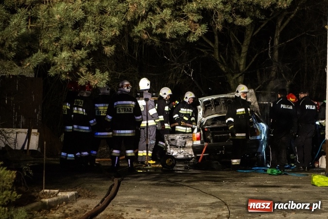 Zdjęcie w galerii na portalu naszraciborz.pl: Pożar samochodu na Opawskiej. Właściciel poparzony. Trafił do szpitala FOTO wiadomości z regionu