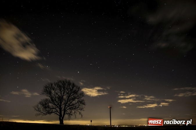 Zdjęcie w galerii na portalu naszraciborz.pl: Wiatraki spod Raciborza na nocnych ujęciach  wiadomości z regionu