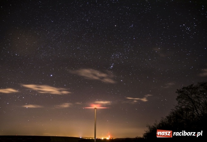 Zdjęcie w galerii na portalu naszraciborz.pl: Wiatraki spod Raciborza na nocnych ujęciach  wiadomości z regionu