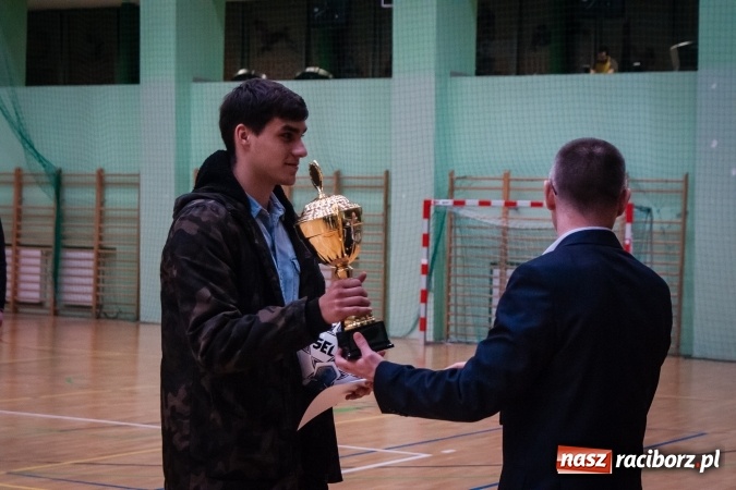 Zdjęcie w galerii na portalu naszraciborz.pl: Willa Wiktoria Brenna nie sprostała Galaktic Football. Zakończenie XVI edycji Halowej Ligi Piłki Nożnej wiadomości z regionu