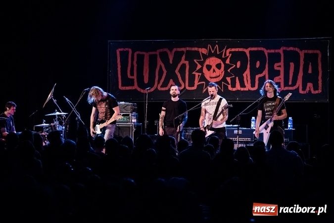 Zdjęcie w galerii na portalu naszraciborz.pl: Tłumy fanów na koncercie Luxtorpedy w RCK wiadomości z regionu