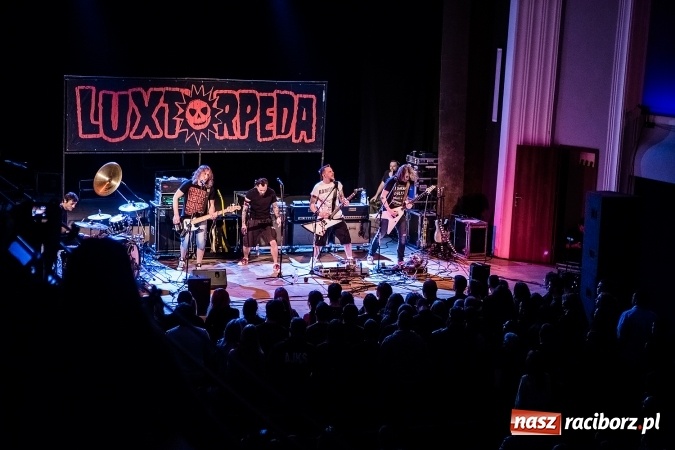 Zdjęcie w galerii na portalu naszraciborz.pl: Tłumy fanów na koncercie Luxtorpedy w RCK wiadomości z regionu