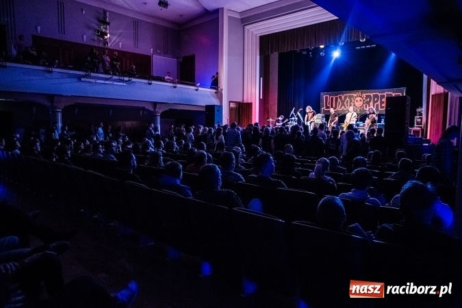 Zdjęcie w galerii na portalu naszraciborz.pl: Tłumy fanów na koncercie Luxtorpedy w RCK wiadomości z regionu
