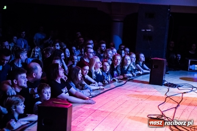 Zdjęcie w galerii na portalu naszraciborz.pl: Tłumy fanów na koncercie Luxtorpedy w RCK wiadomości z regionu