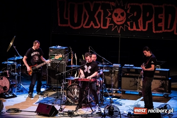 Zdjęcie w galerii na portalu naszraciborz.pl: Tłumy fanów na koncercie Luxtorpedy w RCK wiadomości z regionu