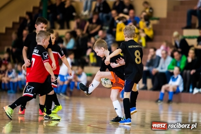 Zdjęcie w galerii na portalu naszraciborz.pl: 14. edycja Powiatowej Halowej Ligi Piłki Nożej Żaków im. Zbigniewa Oszka wiadomości z regionu