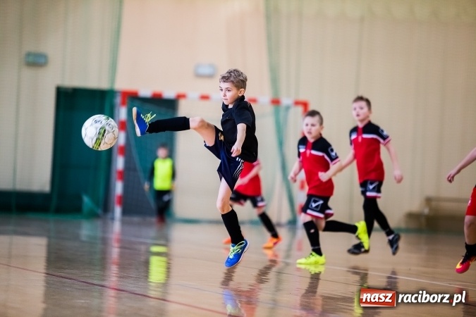 Zdjęcie w galerii na portalu naszraciborz.pl: 14. edycja Powiatowej Halowej Ligi Piłki Nożej Żaków im. Zbigniewa Oszka wiadomości z regionu
