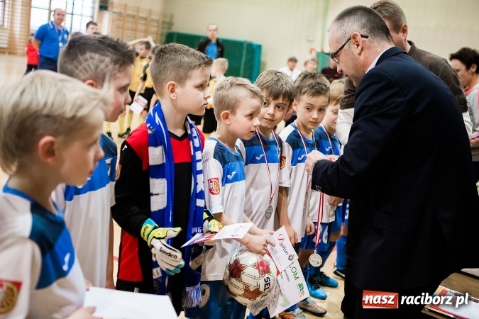 Zdjęcie w galerii na portalu naszraciborz.pl: 14. edycja Powiatowej Halowej Ligi Piłki Nożej Żaków im. Zbigniewa Oszka wiadomości z regionu